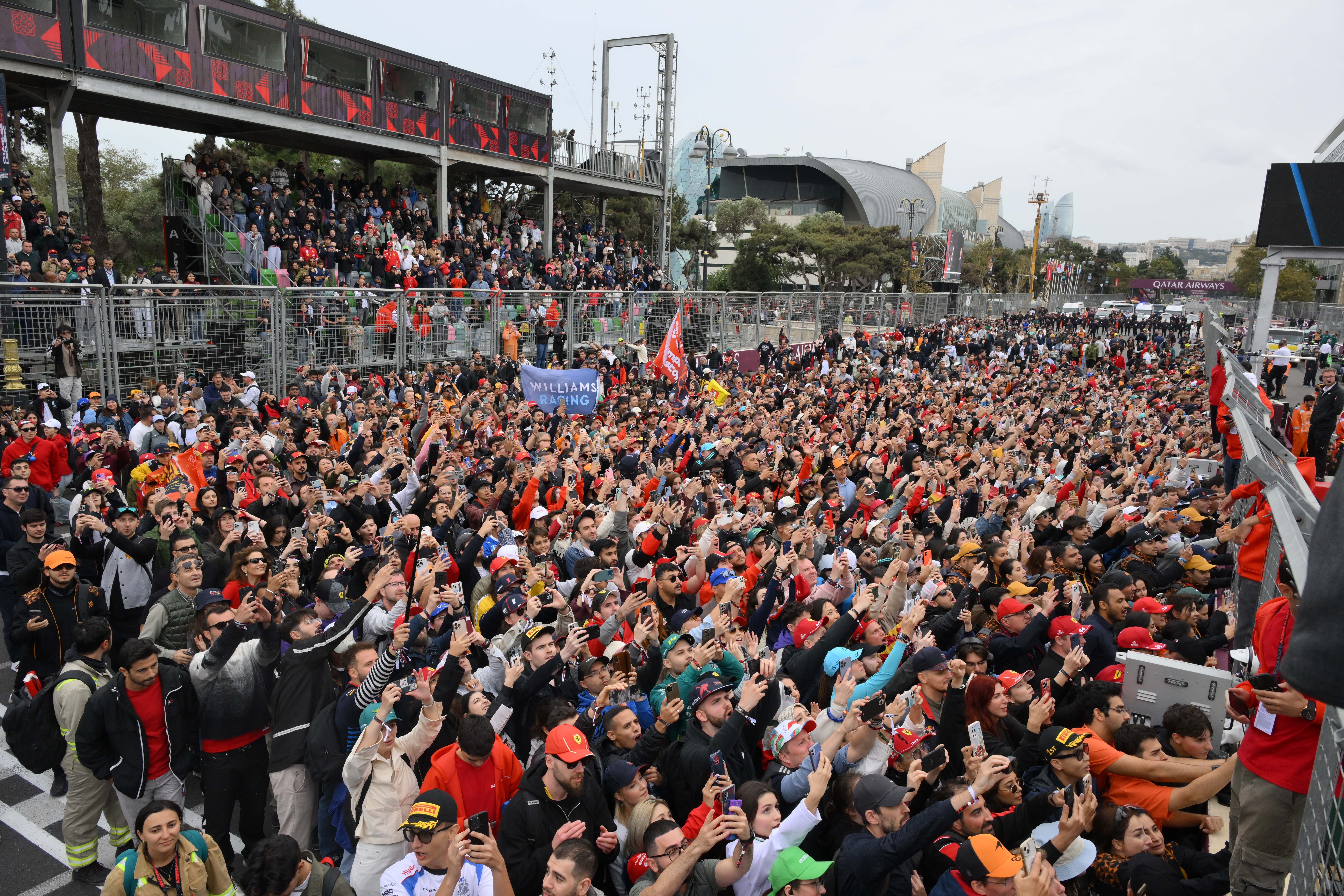 阿斯顿马丁翻盘雷诺车队，维斯塔潘点燃赛场